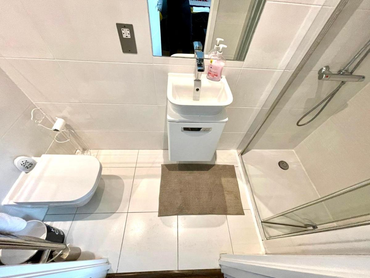 London Stratford Luxury House, 5 Minutes Walk Station, Westfield, 3 Bedrooms 3 Bathrooms, Reception, Garden, Parking Exteriör bild