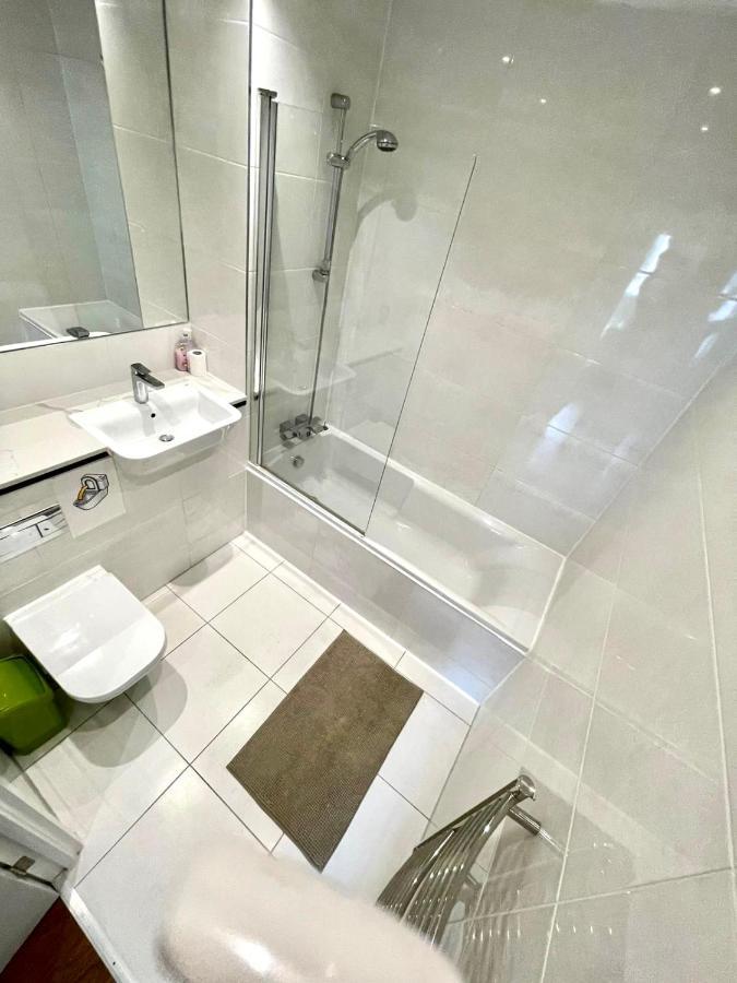 London Stratford Luxury House, 5 Minutes Walk Station, Westfield, 3 Bedrooms 3 Bathrooms, Reception, Garden, Parking Exteriör bild