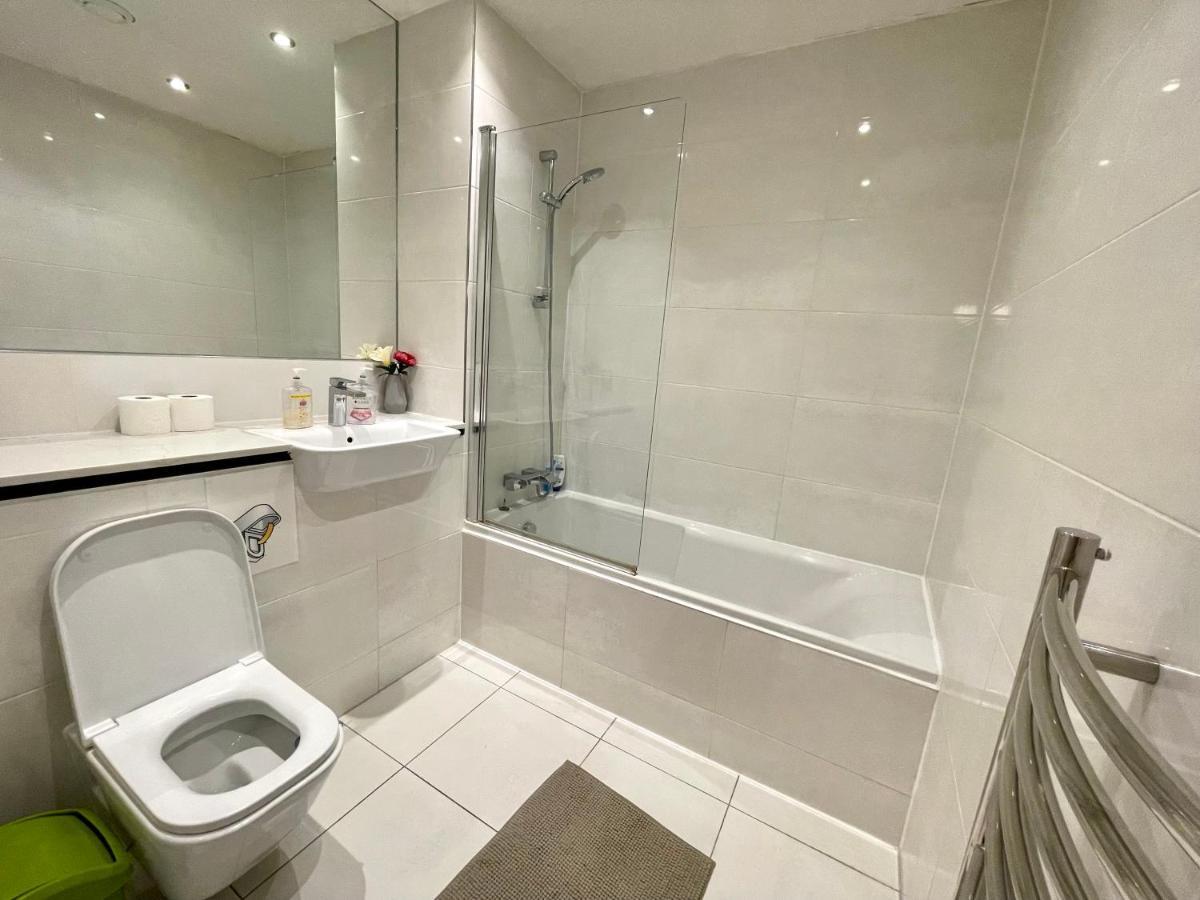 London Stratford Luxury House, 5 Minutes Walk Station, Westfield, 3 Bedrooms 3 Bathrooms, Reception, Garden, Parking Exteriör bild